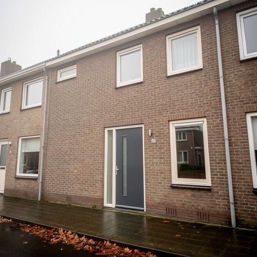 Witte kunststof voordeur met paneelwerk en SKG-slot